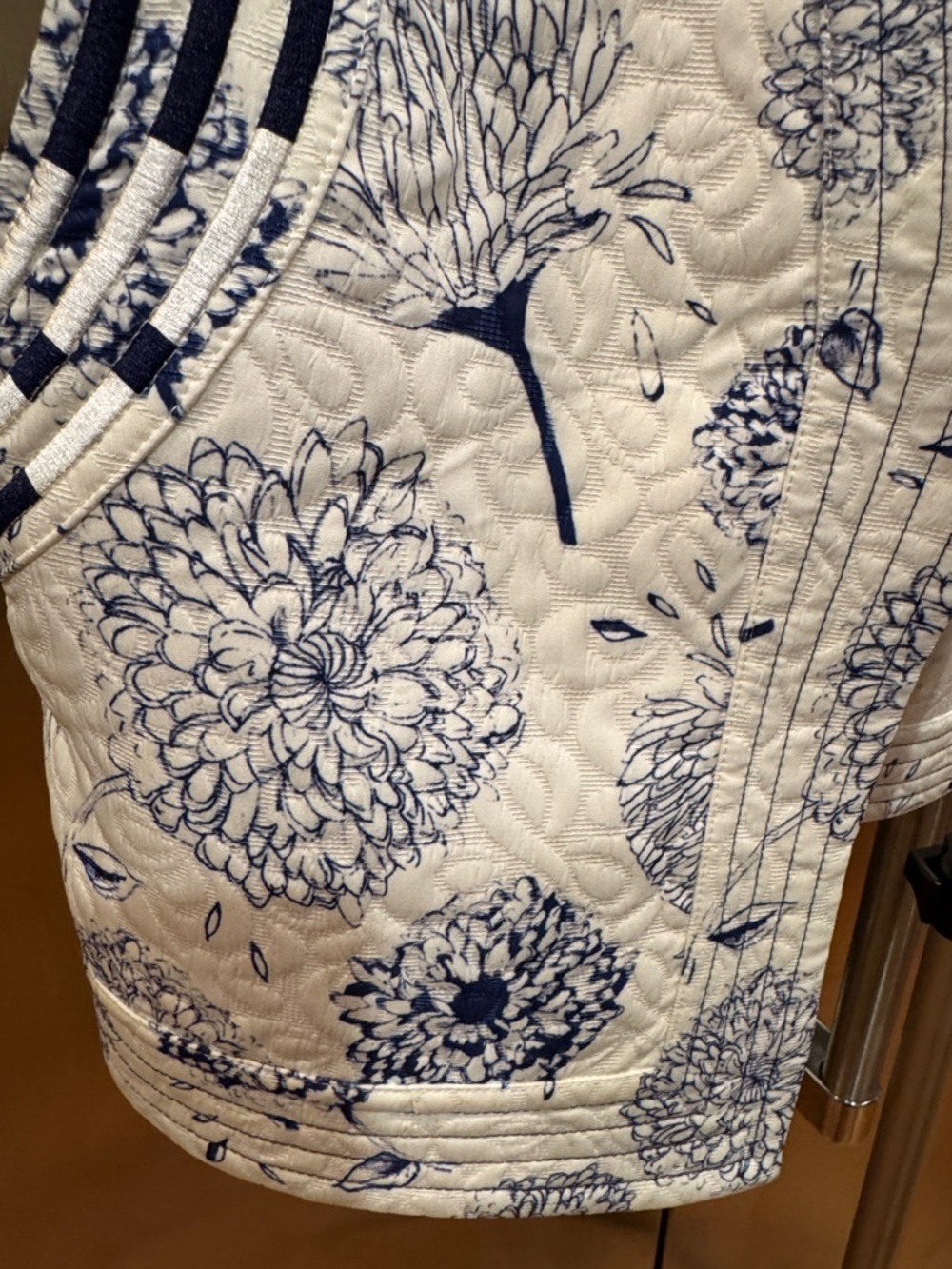 Quilted Floral Vest in White and Navy - Picture 4 of 12